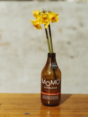 MOMO Kombucha’s best selling Organic Ginger & Lemon kombucha 🍋 